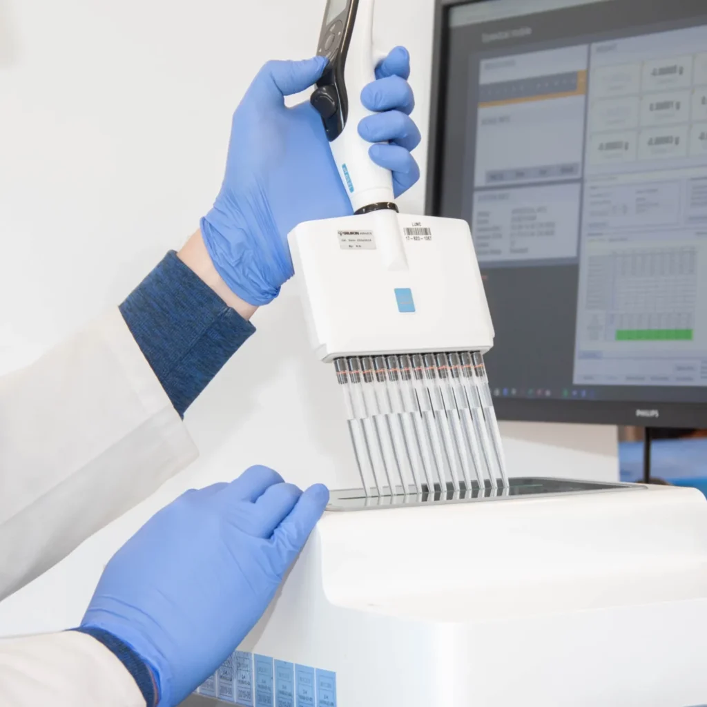 Iemand-die-met-pipetkalibratie-bezig-is-1536x1536.webp